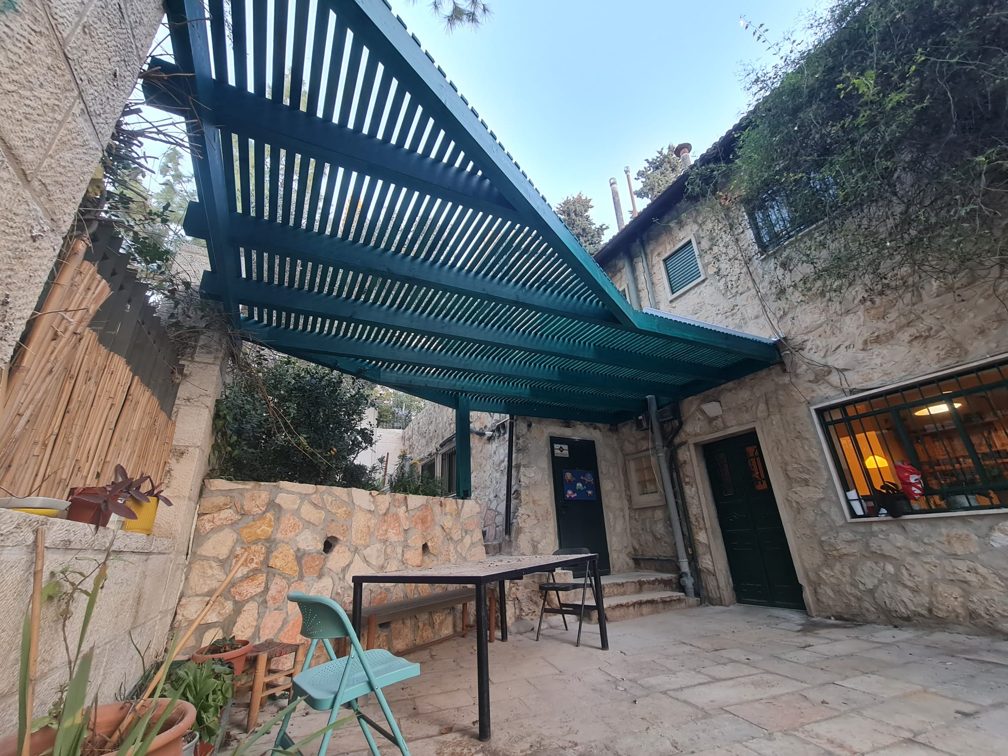 פרגולת עץ עם הצללה בירושלים